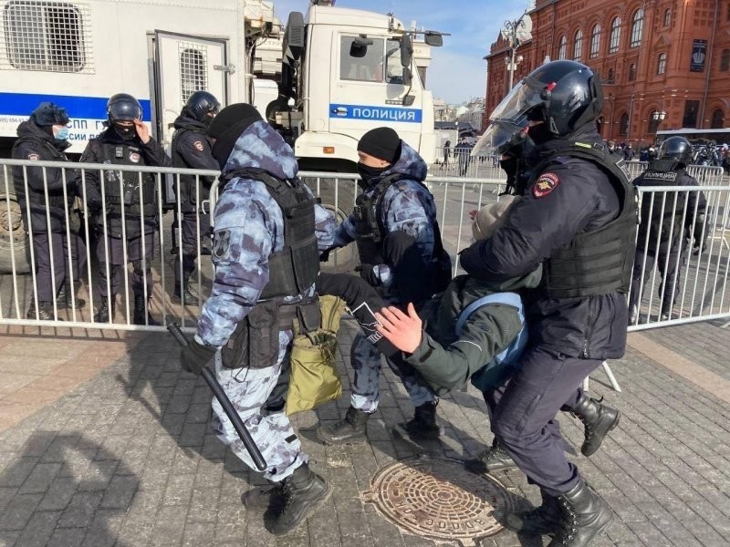 МВД официально: В Москве в несогласованной акции приняли участие около 2,5 тыс человек, задержаны 1,7 тысяч