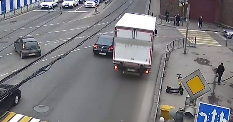 В Калининграде водитель грузовика влетел в дорожное ограждение