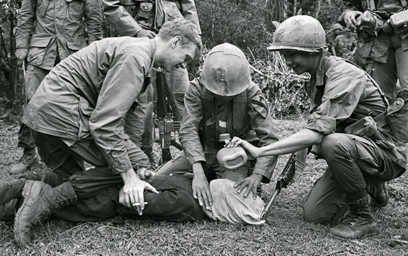Американские солдаты пытают северовьетнамского военнопленного недалеко от Дананга, 21 января 1968 года