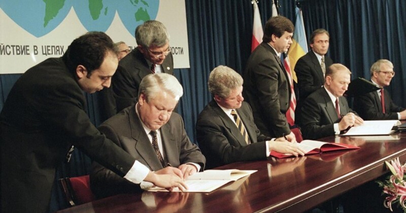  Президенты России, США и Украины подписывают договор, по которому Украина отказывается от своего ядерного оружия в обмен на гарантии безопасности. 1994 год