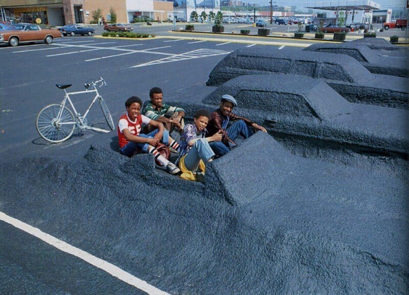 Подростки у арт-инсталляции Hamden Plaza «Автомобили-призраки» в Хамдене, штат Коннектикут, 1978 год