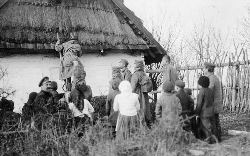 «Поймали немца». Фото Сергей Корсаков, ПМВ, 1915 год