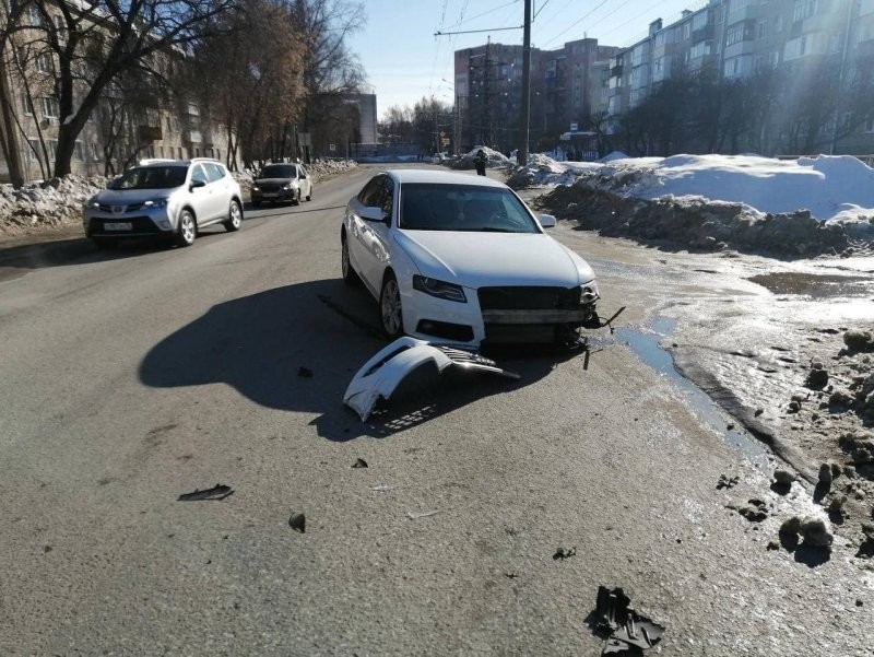 Авария дня. В Йошкар-Оле Mercedes опрокинулся на бок после столкновения с Audi