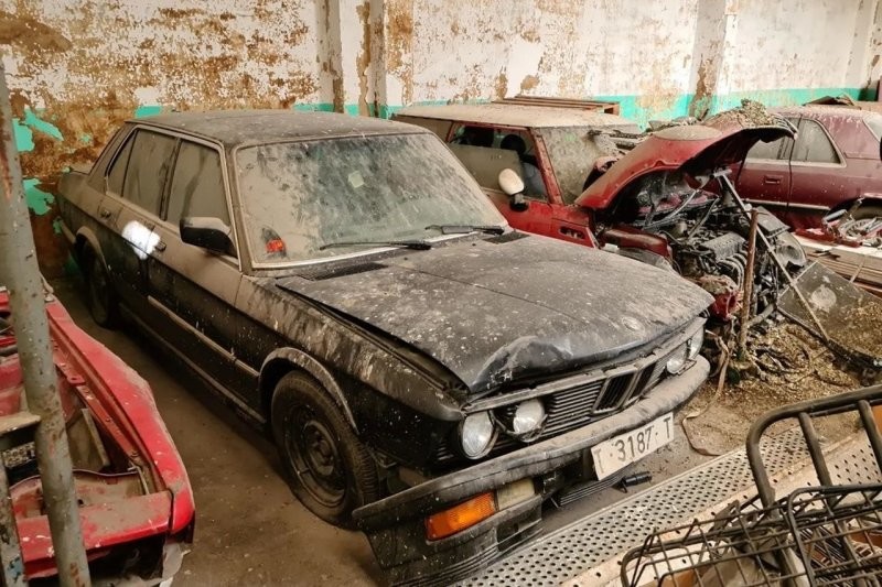 Заброшенный автосалон BMW в Испании— золотая жила для любителей классических автомобилей