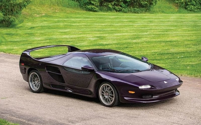 Vector M12 фактически представлял собой перелицованный Lamborghini Diablo и коммерческого успеха не получил
