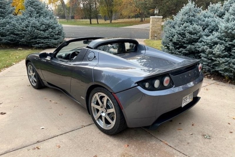 Самая дорогая Tesla Roadster была продана за 250 000 долларов