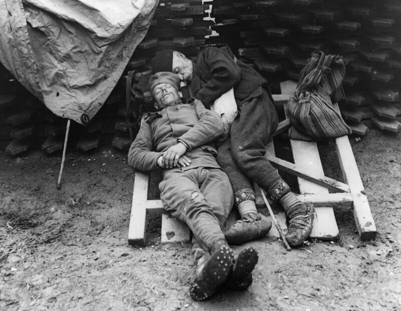 Сербский солдат спит со своим отцом, приехавшим навестить его на передовой под Белградом, 1914/1915 гг.