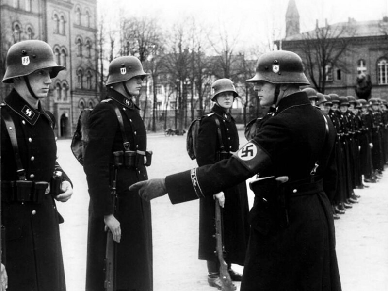Личные телохранители Гитлера из 1-й танковой дивизии СС «Лейбштандарт СС Адольф Гитлер» проходят строевую проверку в Берлине, 1938 год