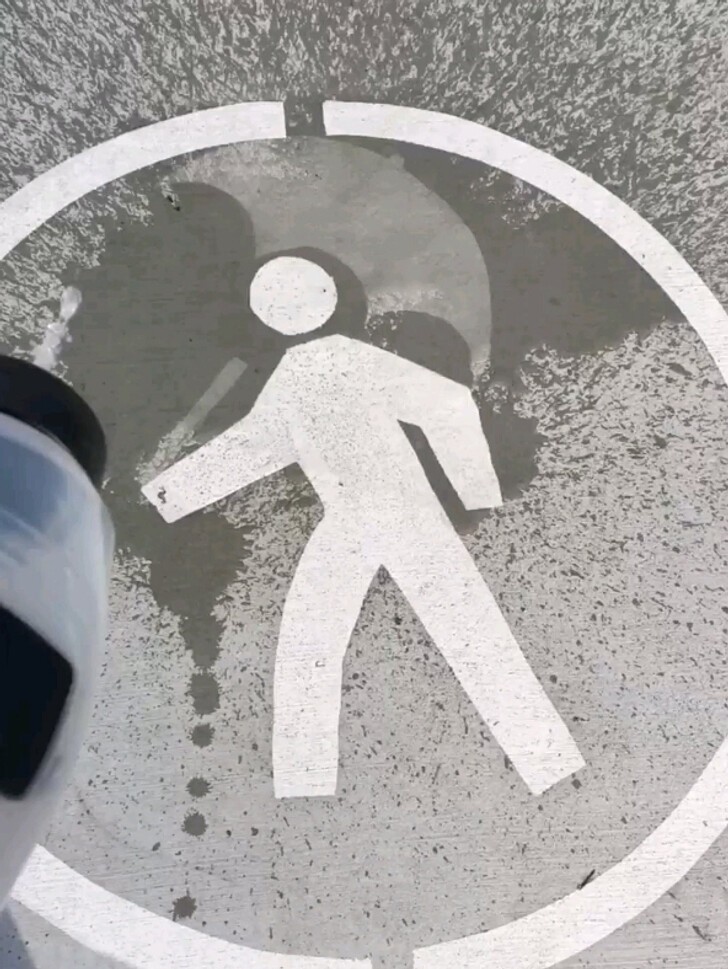 7. Знак на тротуаре, на котором во время дождя появляется изображение зонта