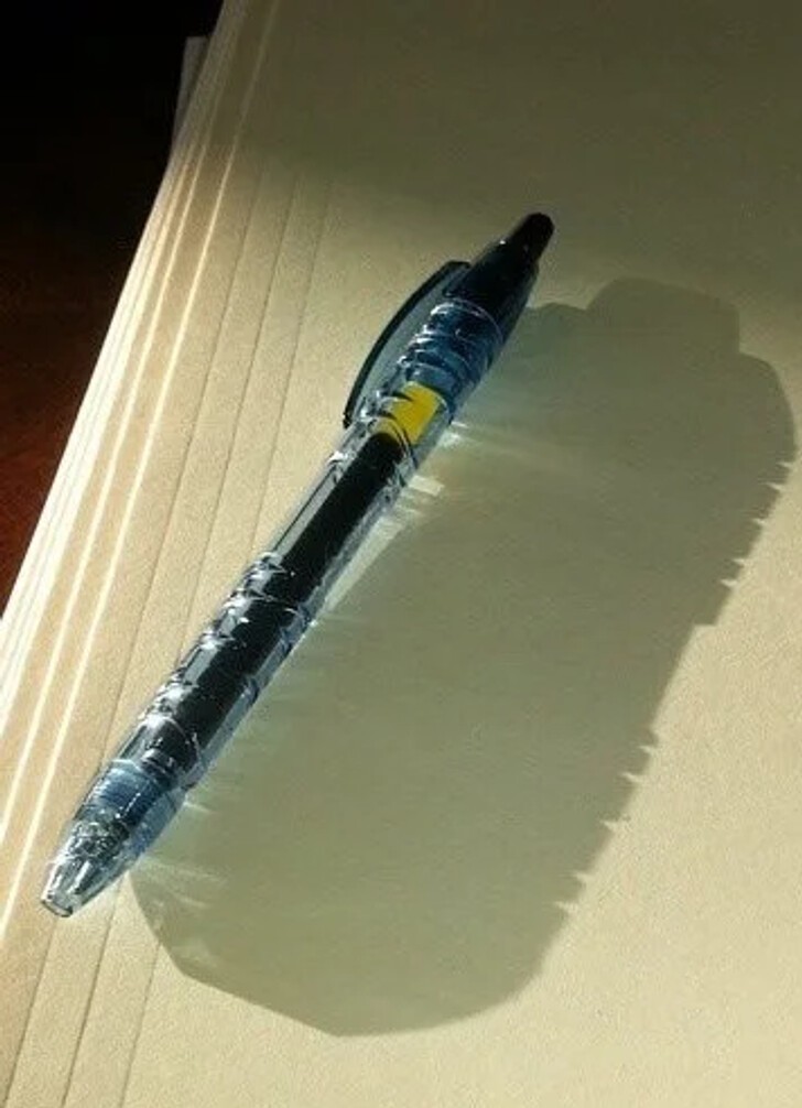 12. Ручка, сделанная из переработанных пластиковых бутылок, отбрасывает тень в виде бутылки