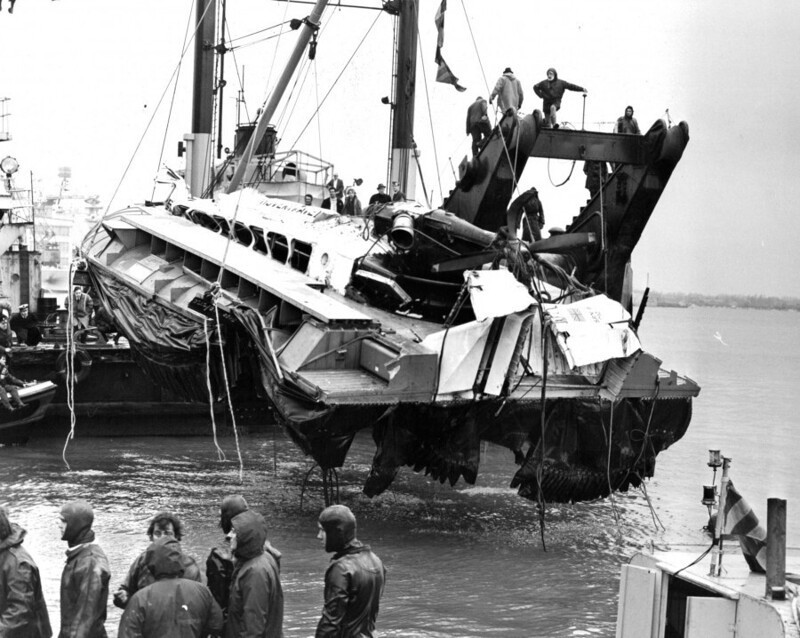 8 марта 1972 года. Великобритания, Портсмут. Поднимают затонувшее военное судно на воздушной подушке SR.N6 «Winchester».