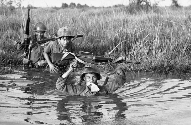 11 марта 1972 года. Южновьетнамские солдаты переходят ручей в дельте реки Меконг. Фото Nick Ut.