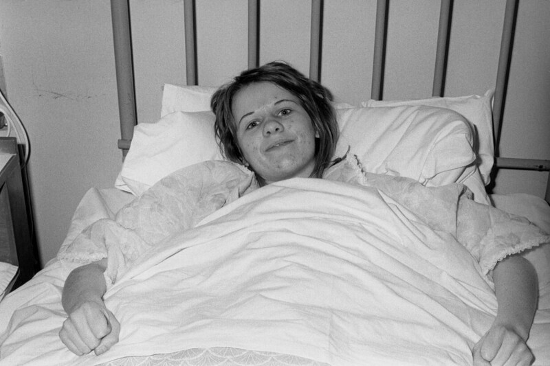 Март 1972 года. Северная Ирландия, Лондондерри. 18-летняя Алана Берк, одна из пострадавших во время беспорядков в минувшие выходные. Она получила травмы, когда ее прижал к стене броневик.