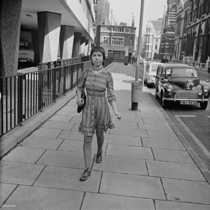 15 марта 1972 года. Английская актриса Петронелла Баркер у здания Королевского суда в Лондоне. Идет на слушания по своему делу о разводе с Энтони Хопкинсом.