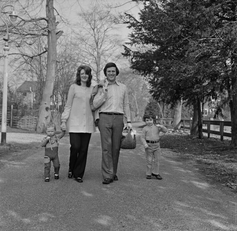 17 марта 1972 года. Британский ди-джей Терри Воган гуляет вдоль Темзы с женой и детьми.