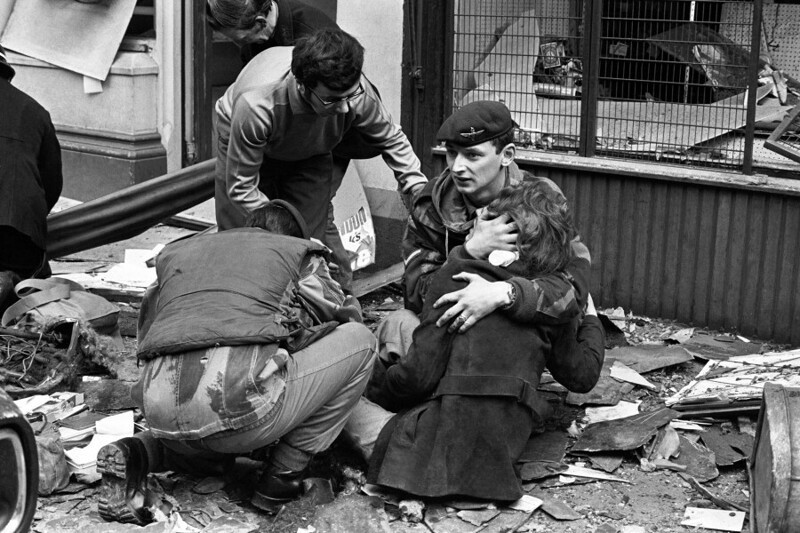 20 марта 1972 года. Десантник успокаивает девушку, пострадавшую от взрыва бомбы на Донегол-стрит, Белфаст.