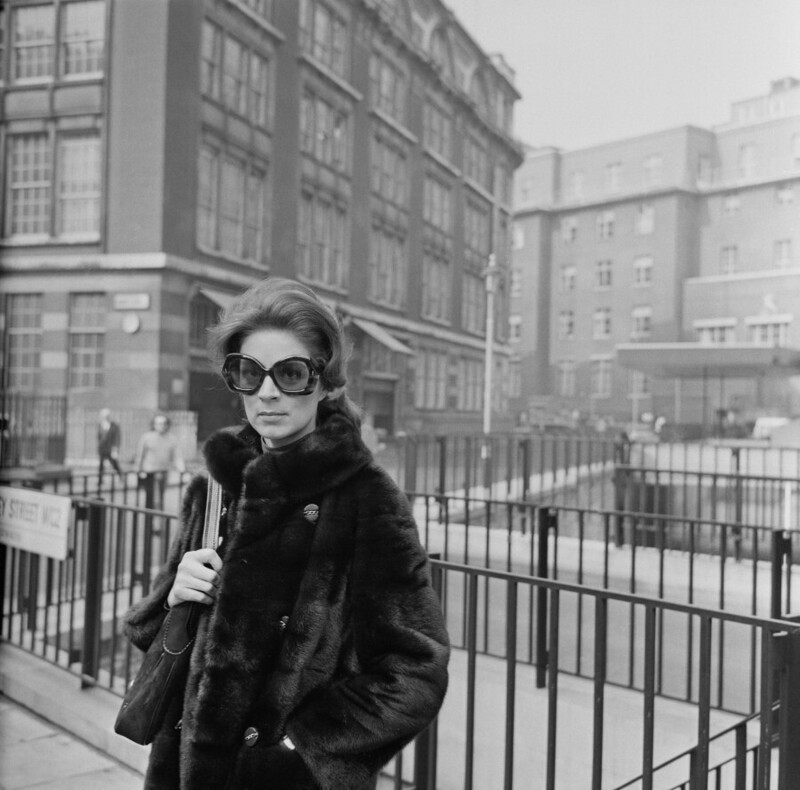 21 марта 1972 года. Лондон. Актриса Джилл Мелфорд возле Королевского суда на Кэри-стрит. Она разводится со своим мужем актером Джоном Стэндингом.