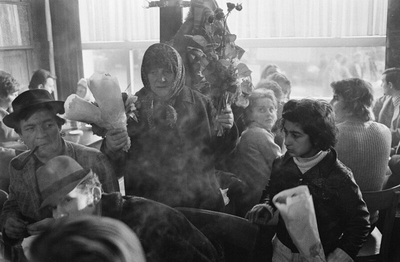 Март 1972 года. Гамбург. Цыгане продают цветы в кафе.