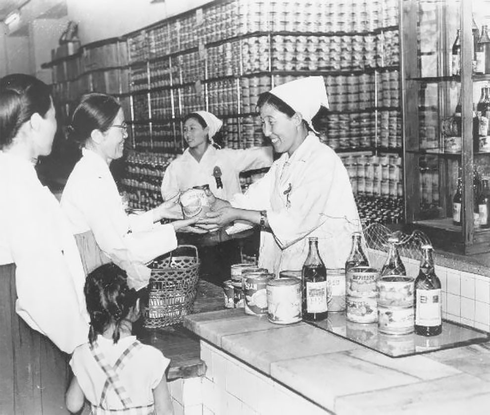 Продавцы, торгующие консервированной клубникой, арбузами, овощами, соком в бутылках и т. д. Июнь 1972 года, Пхеньян, Северная Корея