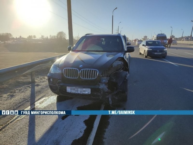 Это ж надо было так постараться: в Минске женщина на BMW протаранила попутный Chevrolet