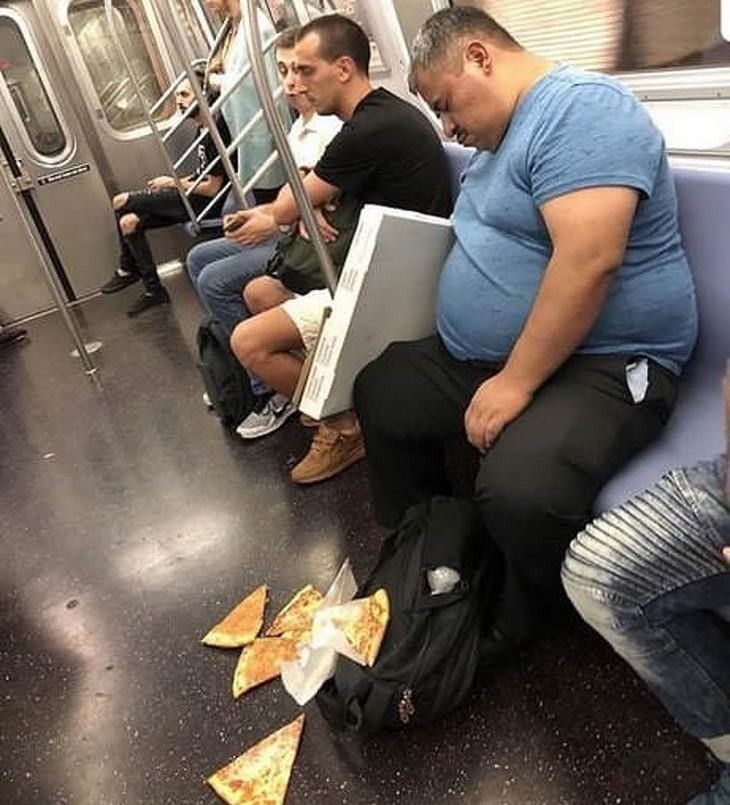 "Не засыпайте с пиццей в метро!"