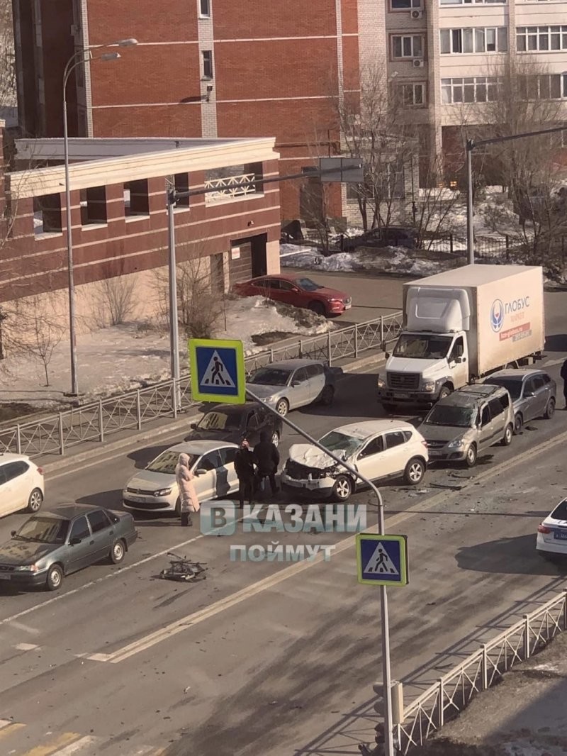 Авария дня. Массовое ДТП с участием скорой помощи в Казани