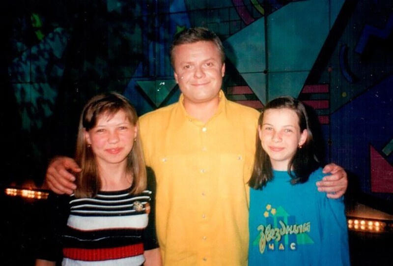Сергей Супонев с одной из участниц детской телепрограммы «Звёздный час», 90-е