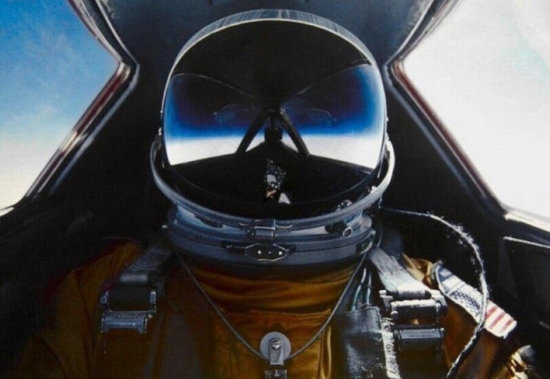 В 1976 году лётчик Элдон Уэйн Йоерз установил на сверхзвуковом самолёте SR-71 мировой рекорд по скорости полёта, равной 2,193 мили (3529,2 км/ч). 