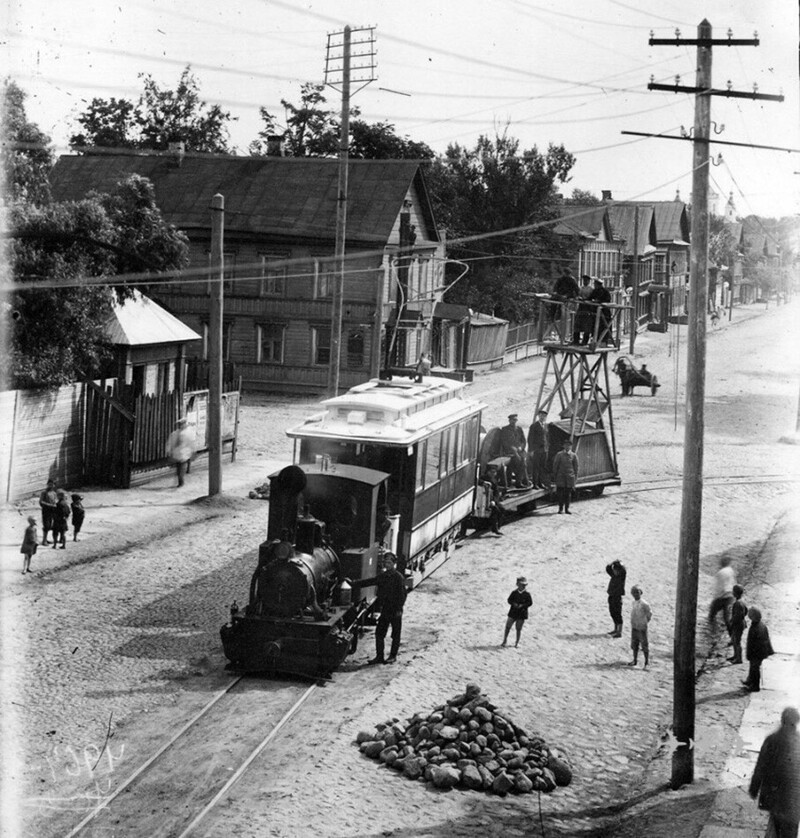 Первый трамвай в Старой Руссе. Июнь 1922 г.  Идёт монтаж контактной сети трамвая в Старой Руссе (Новгородская область)