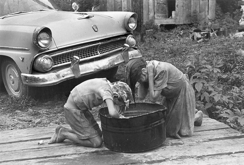 Девочки из семьи Корнетт моют головы в тазике. Штат Кентукки, США. Фото из серии «Провинциальная Америка». Фотограф William Gedney. 1964 год