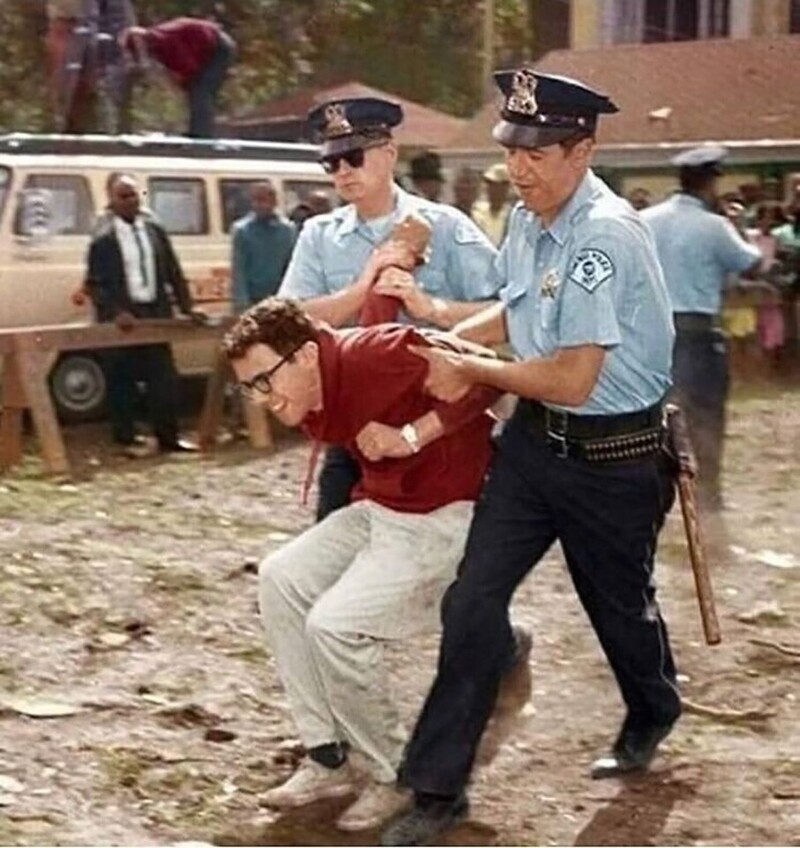 Берни Сандерс арестован за протест против сегрегации. Его обвинили в сопротивлении аресту и оштрафовали на 25 долларов Чикаго, 1963 год