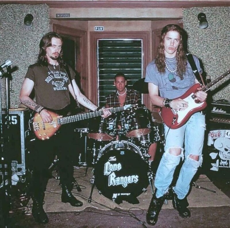 Стив Бушеми, Адам Сэндлер и Брендан Фрейзер в роли рок-музыкантов из фильма «Пустоголовые», 1994 год