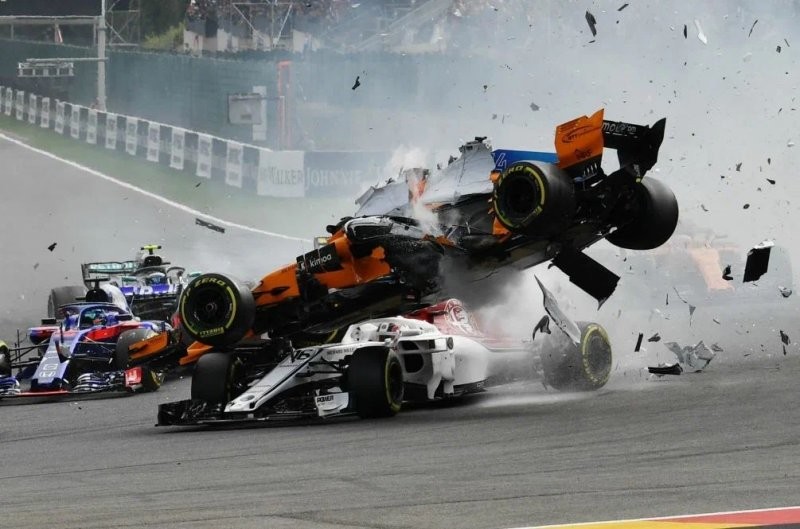 Всё летит в тартарары! Как Шарль Леклер на Гран-при Бельгии 2018 года... Но поскольку в той аварии он не получил никаких травм, надеемся на лучшее!