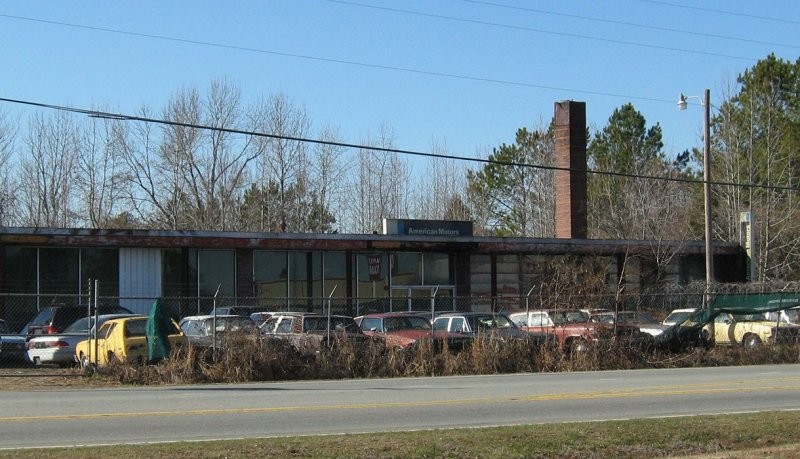 В Северной Каролине есть заброшенный дилерский центр AMC, на территории которого стоят более чем 200 классических автомобилей
