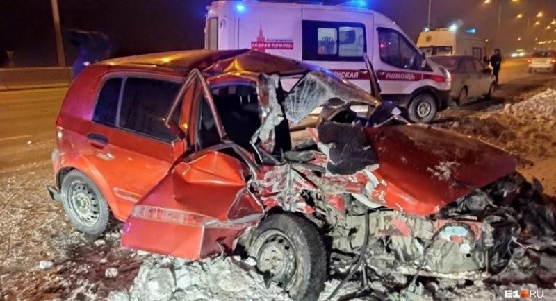 Авария дня. "Гонщица" на Hyundai Getz погубила свою подругу в Екатеринбурге