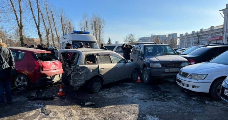 Авария дня. В Иркутске водителю стало плохо за рулём, он протаранил семь машин и сбил пешехода