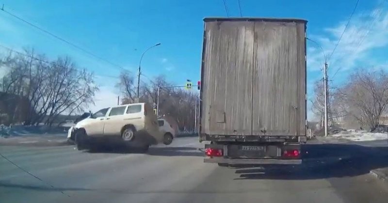 Столкновение минивэна Toyota и хэтчбека Kia в Новосибирске