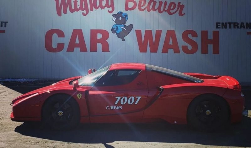 От покупки пончиков до перевозки шин — этот Ferrari Enzo за 4 миллиона долларов проехал 145 000 километров