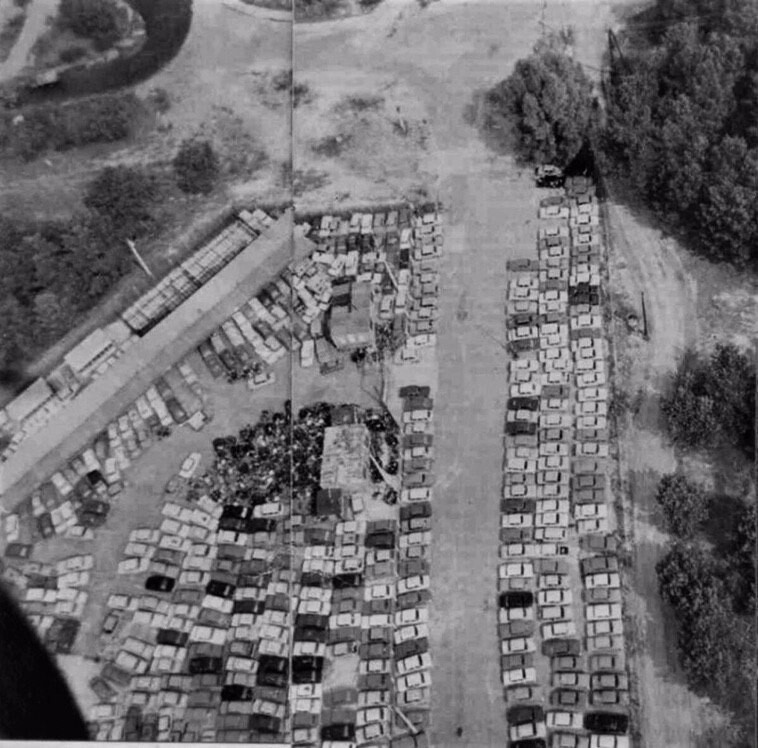 Стоянка брошенных Жигулей, Москвичей и мотоциклов, Чернобыль, 1986 год