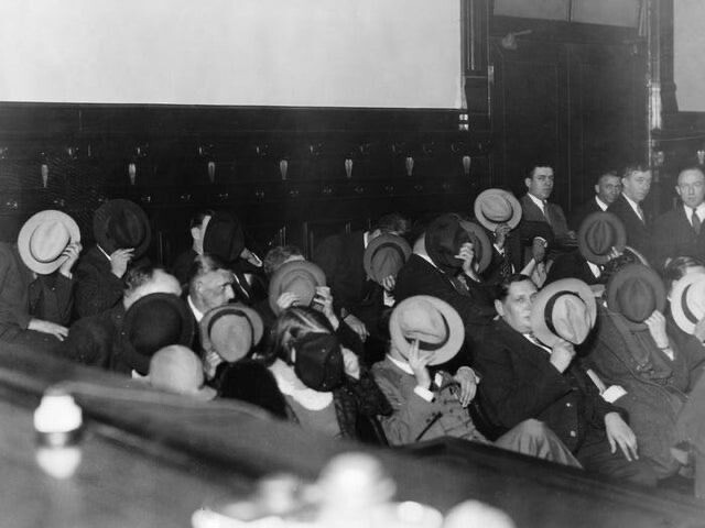 Гангстеры прячут свои лица на суде над Аль Капоне, США, 1931 год