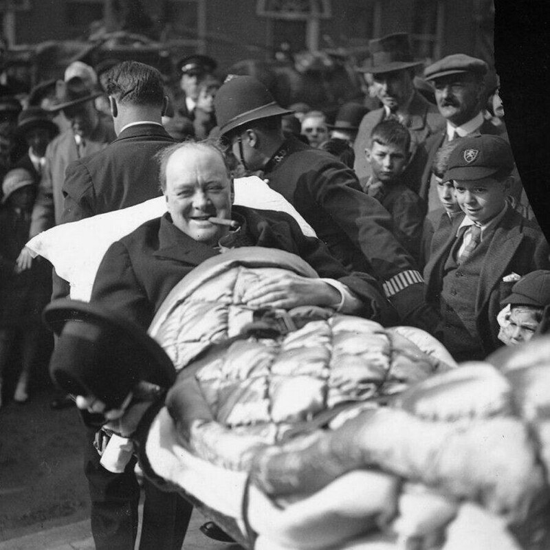 Уинстона Черчилля переносят на носилках, после того как его сбила машина, Нью-Йорк, 1931 год