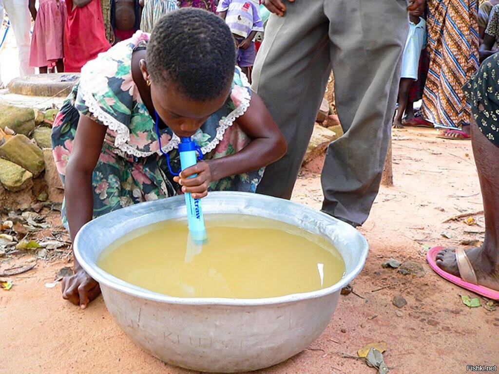 Фото африканского мальчика пьющего воду