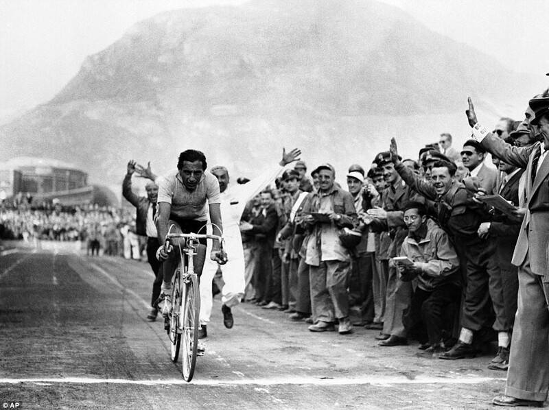 Итальянский велогонщик Фаусто Коппи приходит к финишной линии, 5 июня 1952 года.