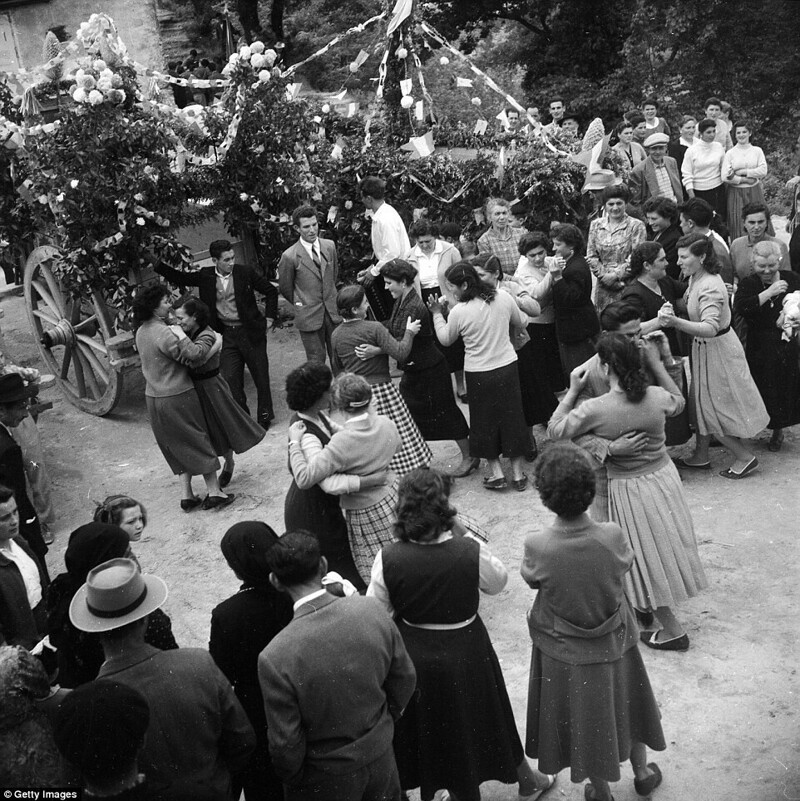Праздник в коммуне Буккьянико в регионе Абруццо, май 1957 года.