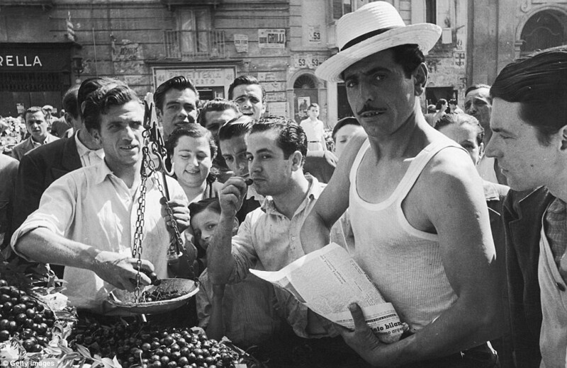 Плоды труда: торговец продаёт черешню на улице в Неаполе, около 1952 года.