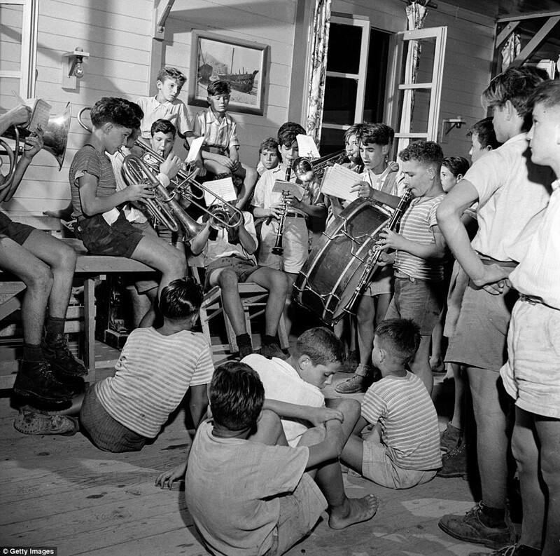 Мальчики играют в деревенском оркестре, 1950 год.