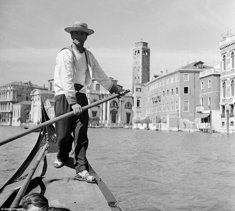 Город романтики: гондольер проплывает мимо площади Святого Марка в Венеции, 1950 год.