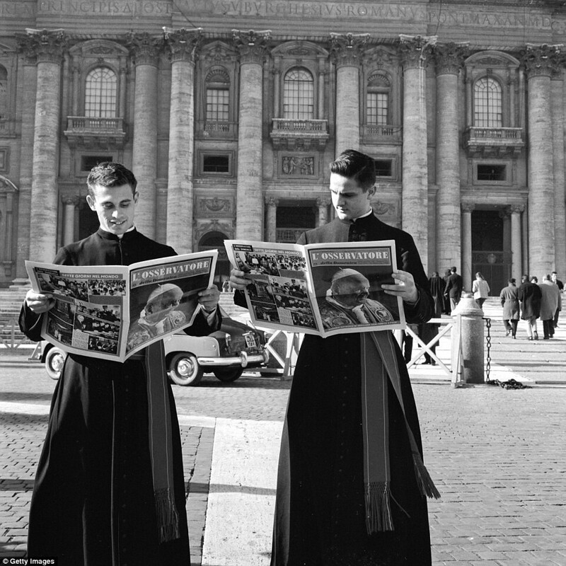 Священники читают L’Osservatore возле Собора Святого Петра в Ватикане, около 1955 года.