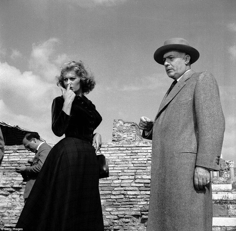 Итальянская актриса Софи Лорен и французский актёр Шарль Буайе во время съёмок фильма «Счастье быть женщиной», 1955 год.