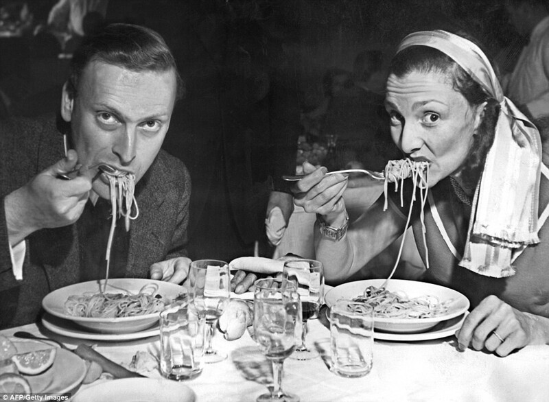 Скрипач Иегуди Менухин и его супруга Диана едят спагетти перед концертом в театре в Венеции.